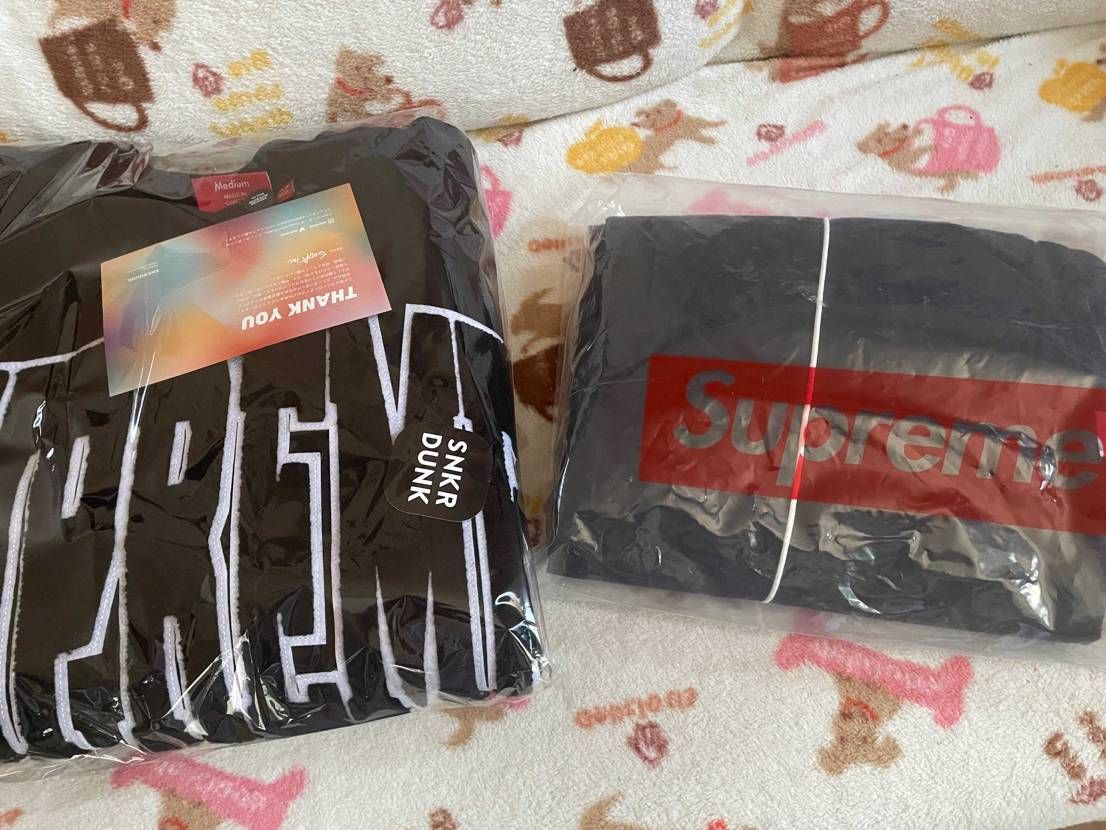 朝イチで購入したSupremeのクルーネック届きました(写メ左)- ̀͏̗🎁 ́