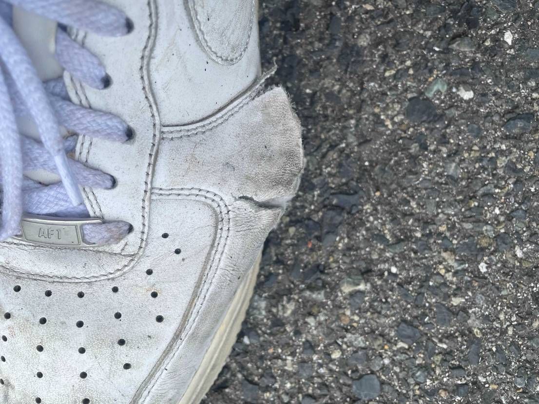 エアフォースこのようにひび割れて破れたんですけど買い直すべきですか？治りませんか