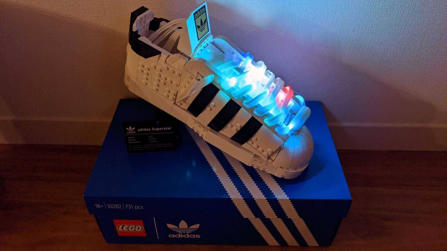 実際には履けないから、ディスプレイ用のLEDシューレースにしました!