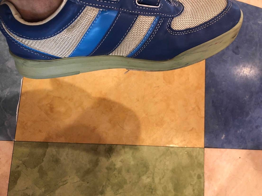 無知ですみません
このスニーカーってなんですか？
優しい方教えてください