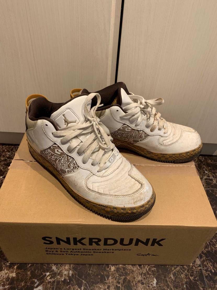 このスニーカー名はなんですか？