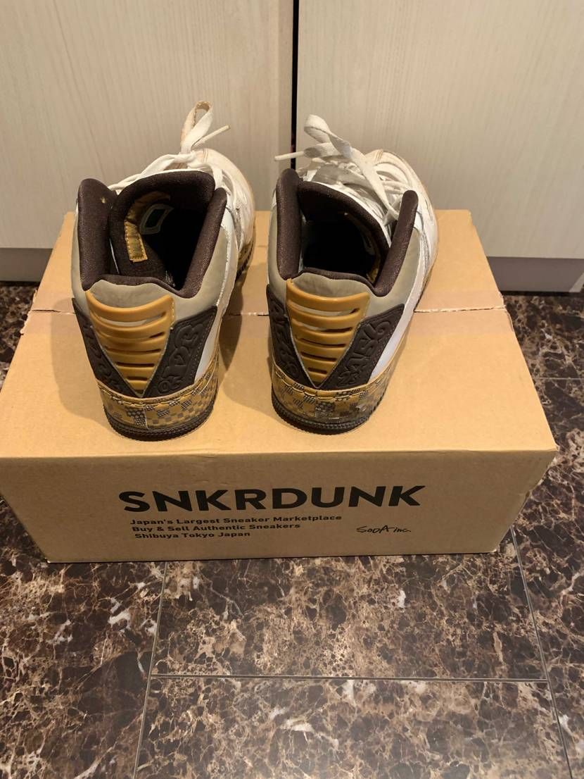 このスニーカー名はなんですか？