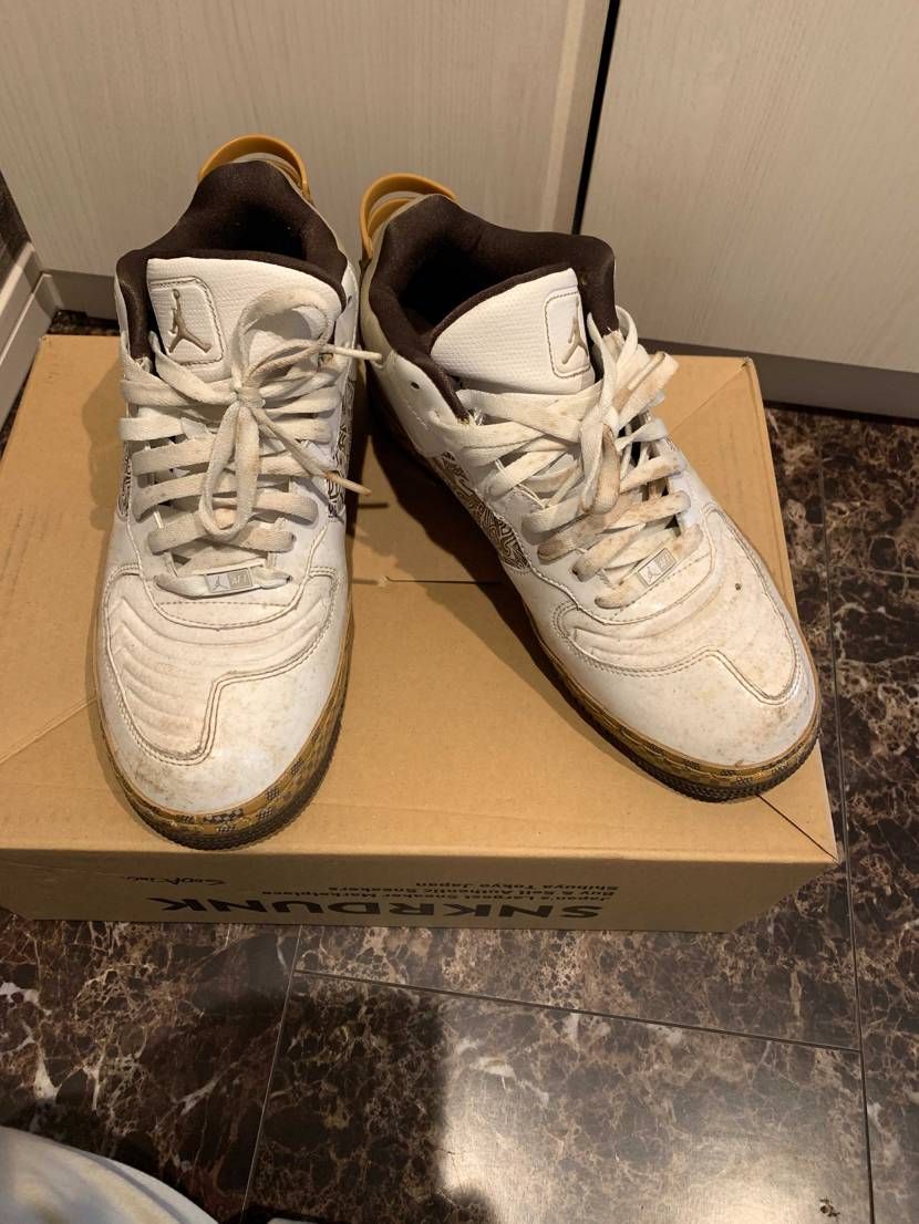 このスニーカー名はなんですか？