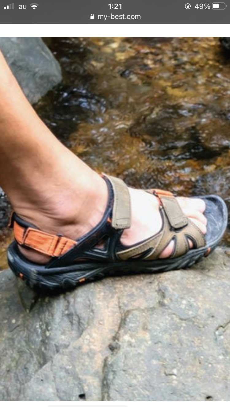 スニーカーじゃなくてすみません、
このサンダルわかる方いますか？