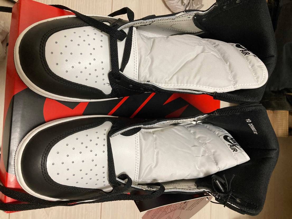 エアジョーダン1ハイを購入しましたが、
写真2枚目のような初期不良？みたいな感