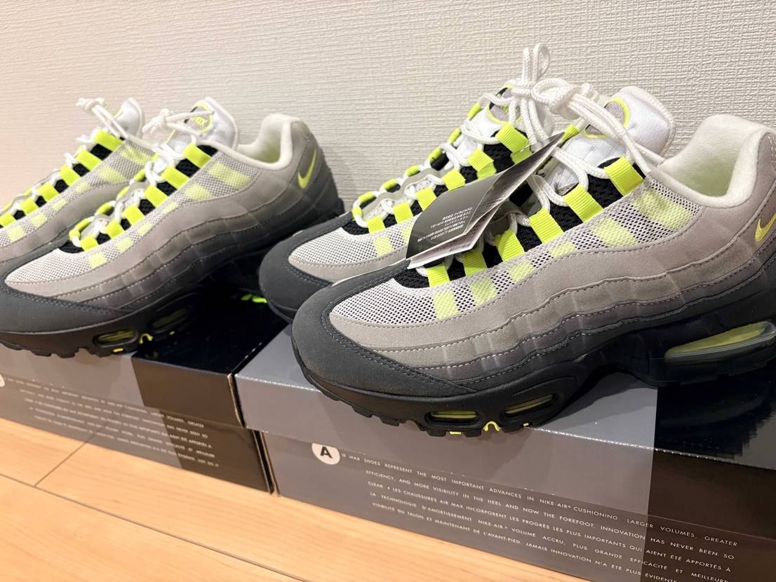 ABCマートで受け取ってきました。
手前メンズ奥ウィメンズです。比較として見て