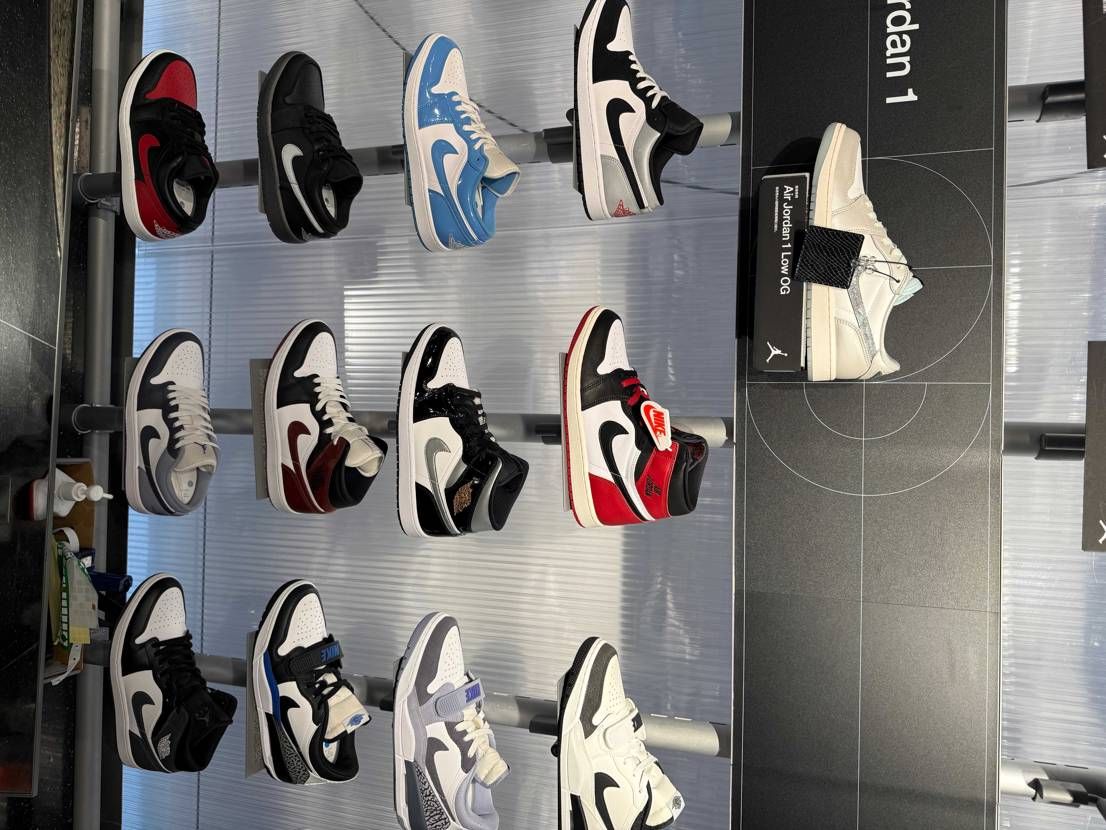 AJ1ブラックトゥ
中国、広州は余っています・・・　約32000円、、、
買