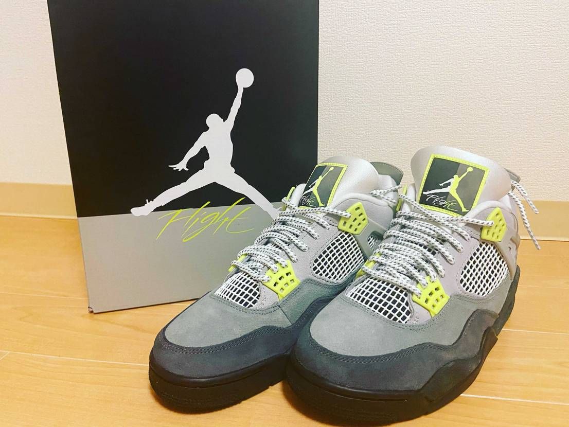 aj4ネオン、賛否両論激しいけど実物意外とイイぞ。
スウェード素材が個人的に好