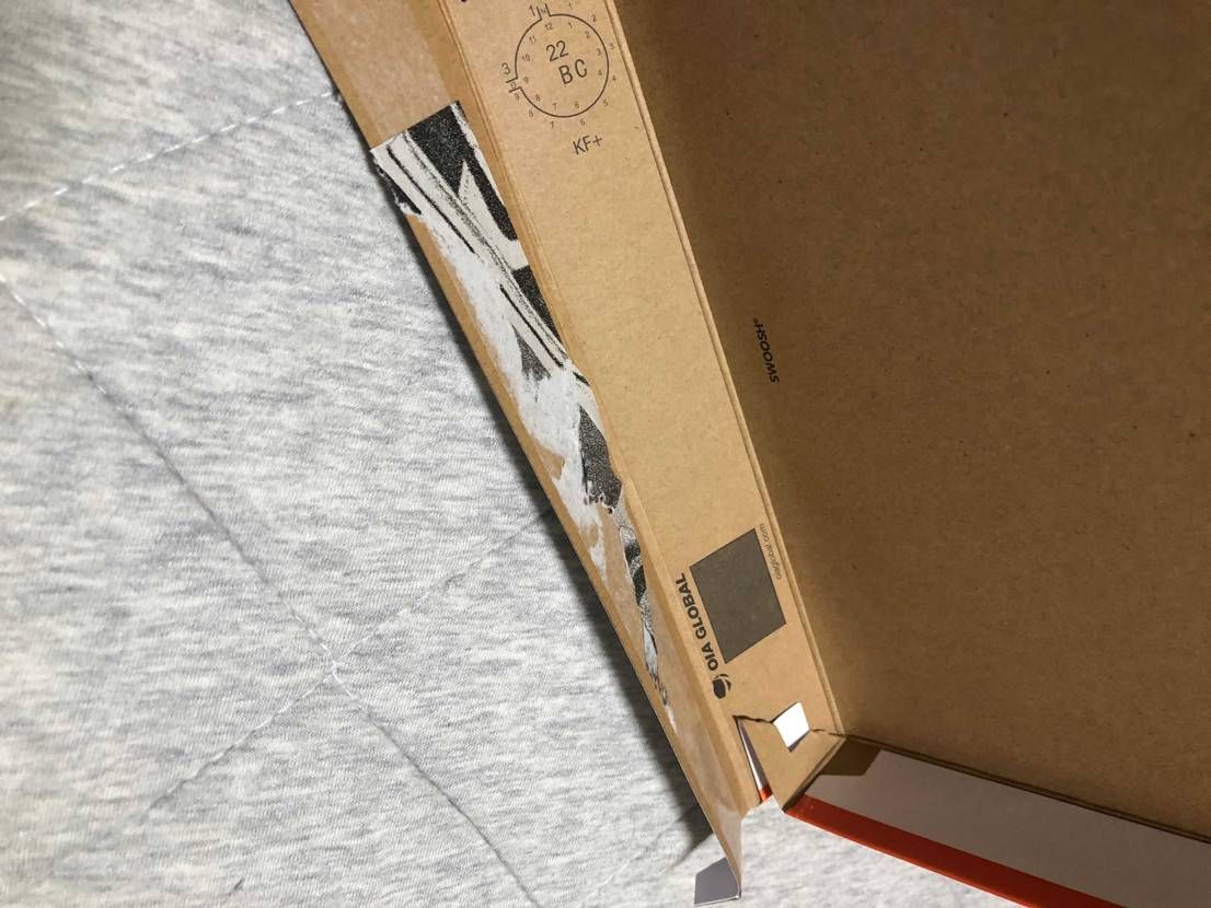 限定オファー分を開封したところ、NIKE様から転売対策が施されていました。上蓋を