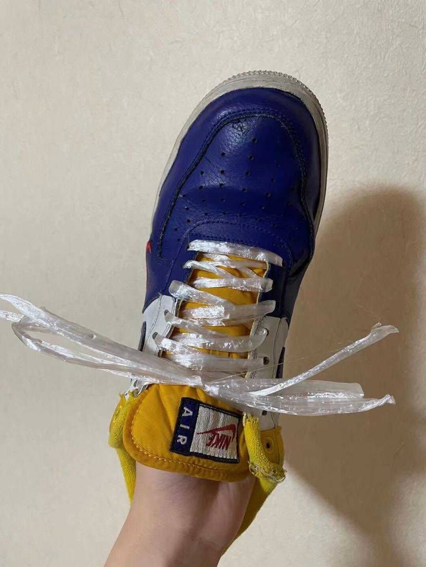 もう四年間履いたので ..
新しい靴紐買いたくなくて...