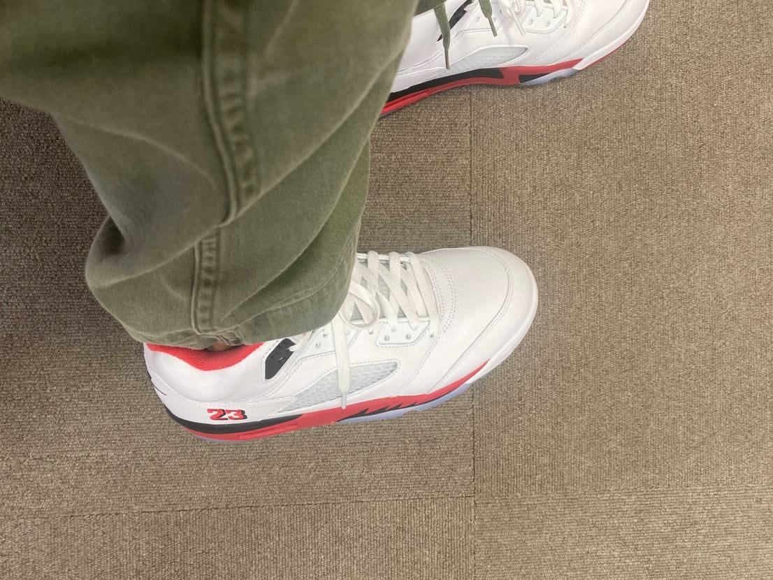 おろしてみて何に似合うか模索中。軍パンはけっこう愛称いい。しかし白が白すぎる。ヴ