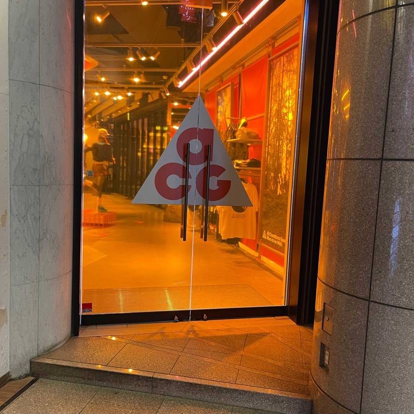 みんな、
SNSに騙されるな！
並びなんて誰もいないから(^^)
NIKE