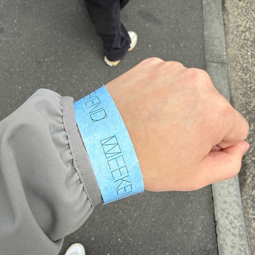 10時以後並んでリストバンド貰いましたが解散させられました，