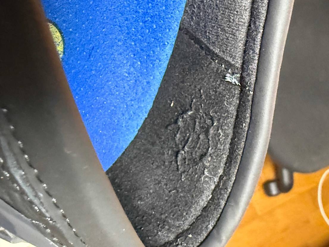 買って初日、踵が浮き靴擦れができ踵部にはほつれが…。
これってどう対処したら良