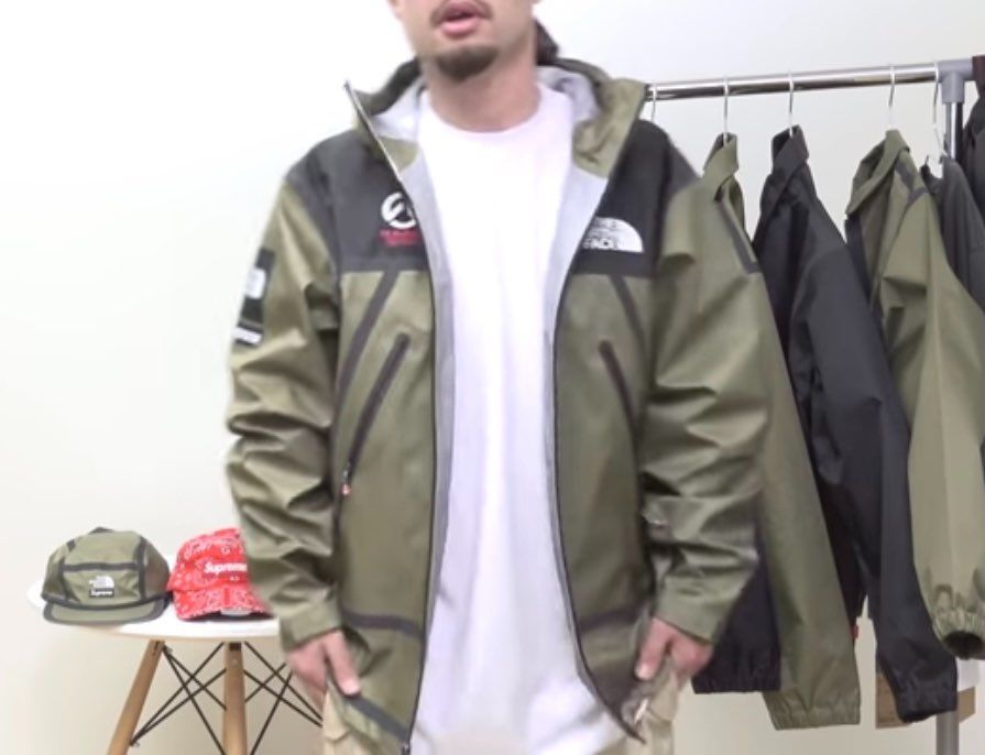 XLだと丈はいいかもですが袖が余りますね

いや、テープ