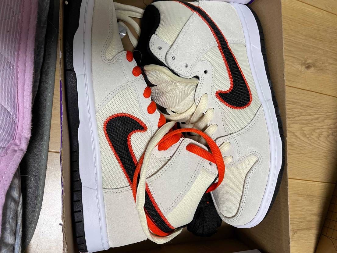 アウトレットにてゲット。誕生日クーポン使って6000円。素敵やん。紐通す途中。笑