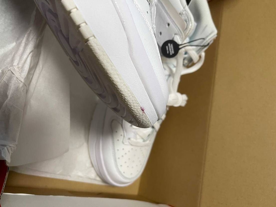 真っ白なスニーカーにインク汚れがついてきた。しかも小さいけど塊気味…これ製造工程