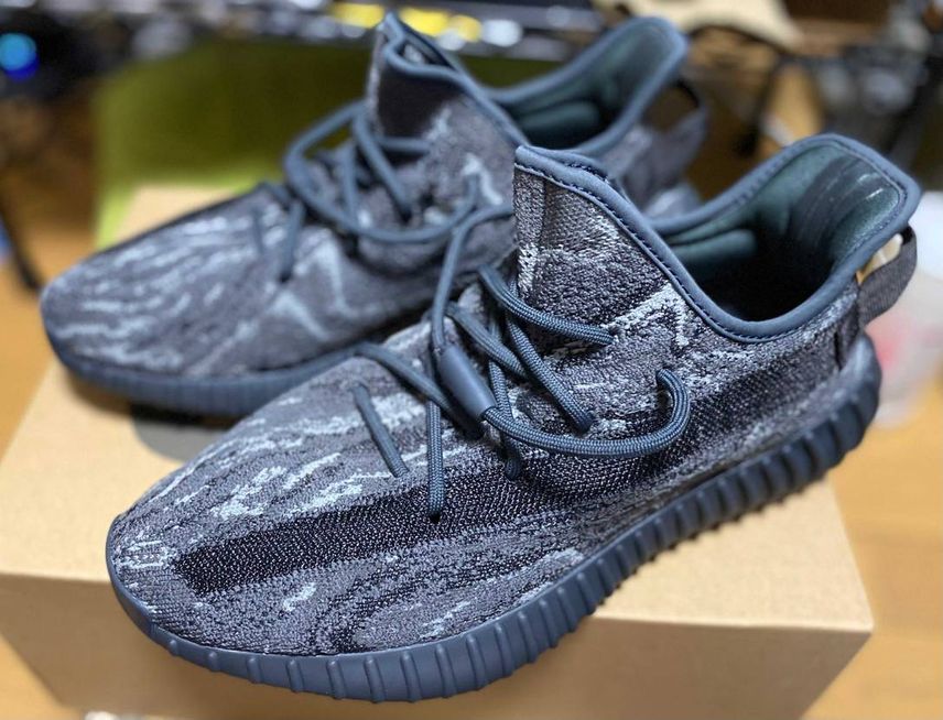 8月7日に購入して本日ようやく到着。
YEEZYは350のセサミ以来の購入なん