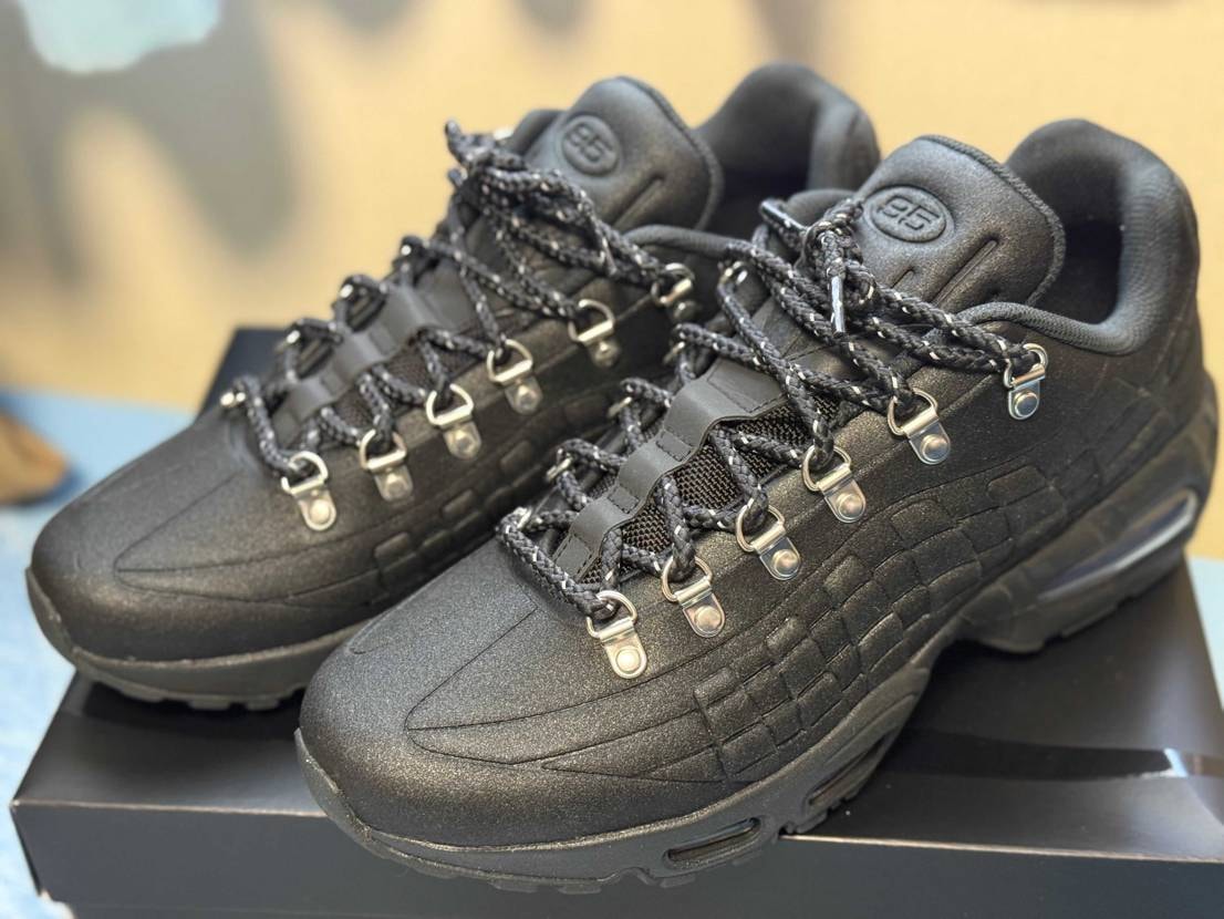 爆量との噂を信じてイエローグラデ2足は手に入る予定が1足しか買えず(それもkit