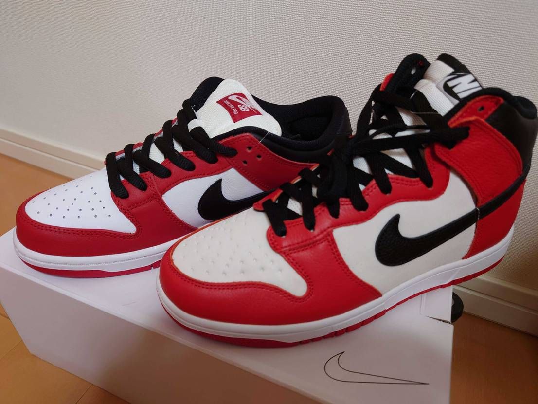 Dunk sb CHICAGOと比べると、赤が薄い感じかなぁ