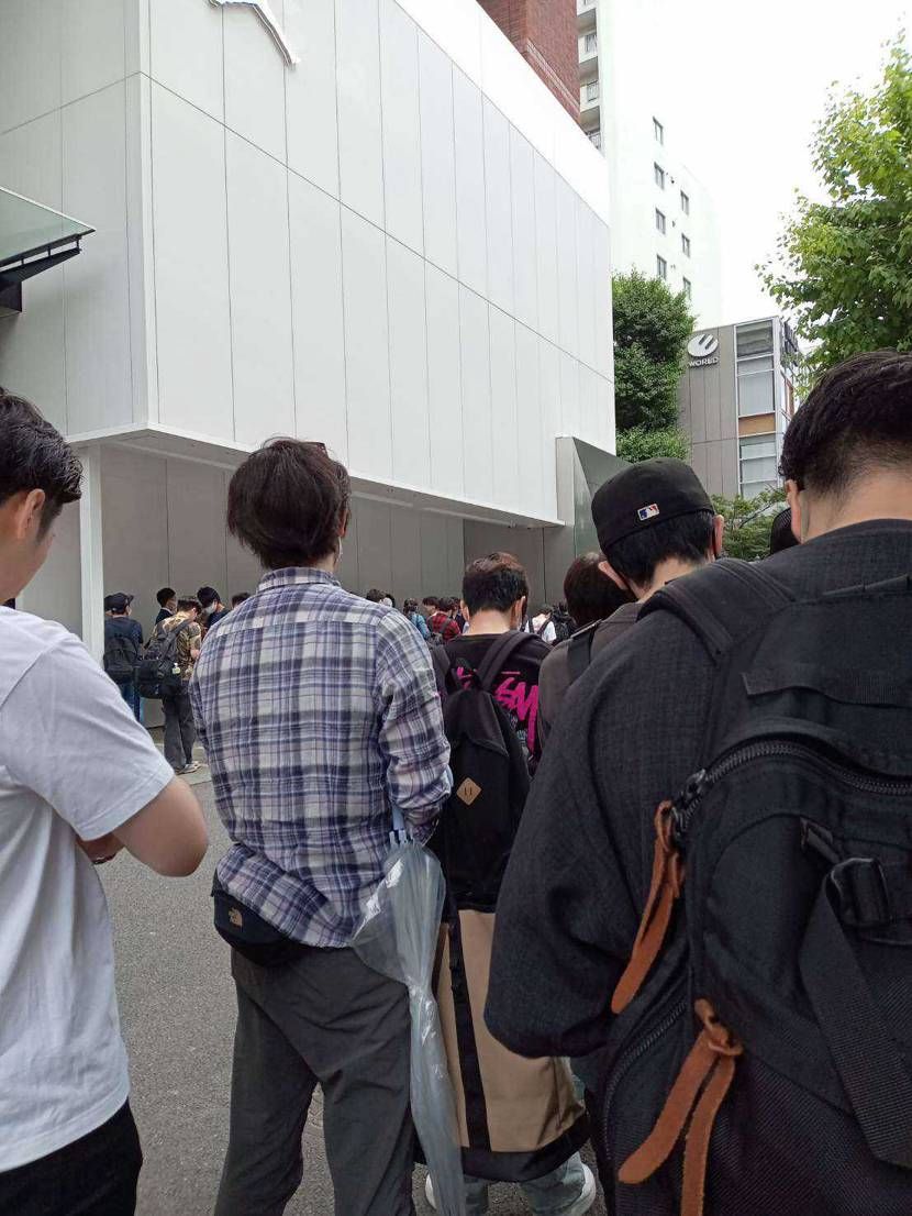 初のリザーブ成功、ピックアップに来たら５０人くらい並んでるじゃんｗ
だから他の