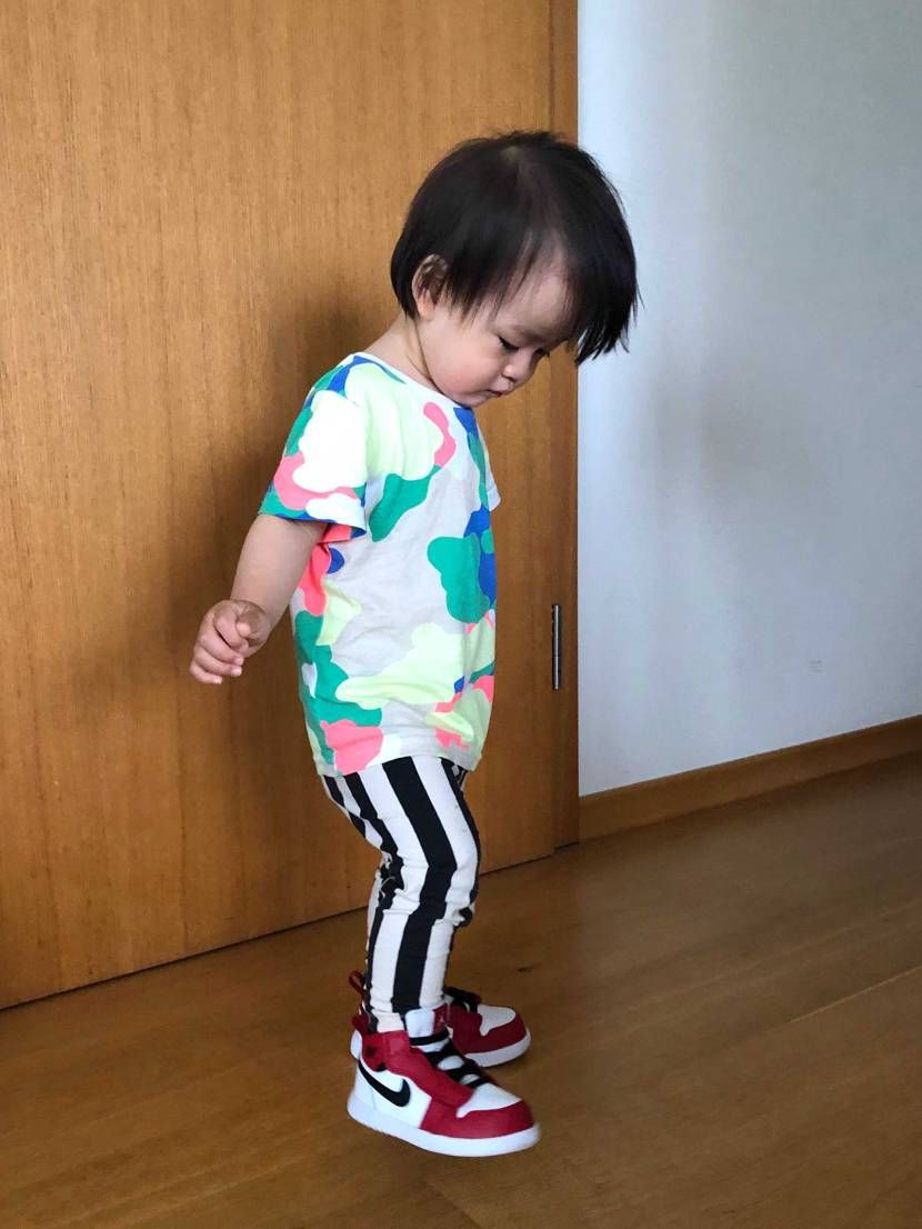 スニーカー履いて歩く練習中です