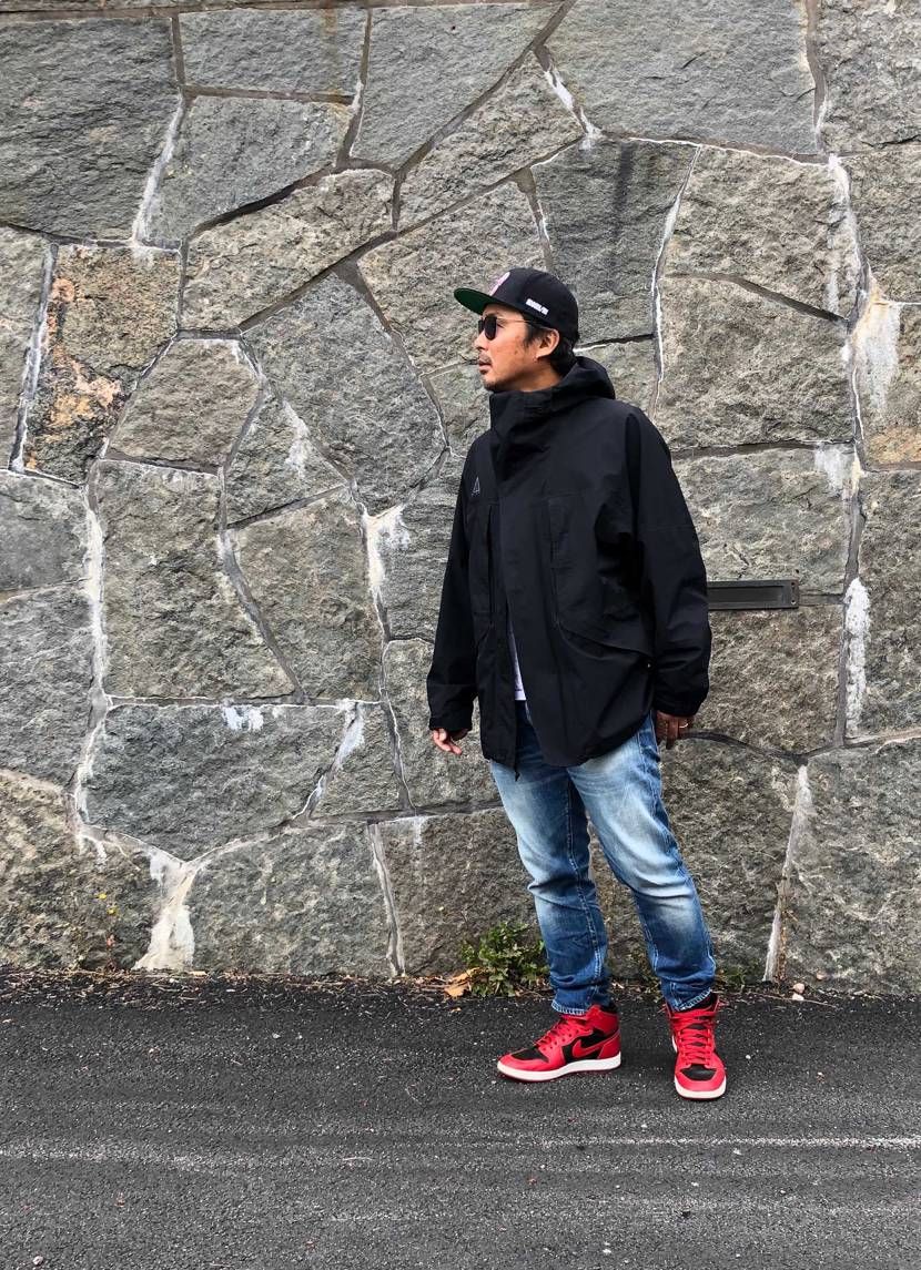 オッサンはシンプルな服が多いけど、スニーカーの赤は合わせやすい気がする。