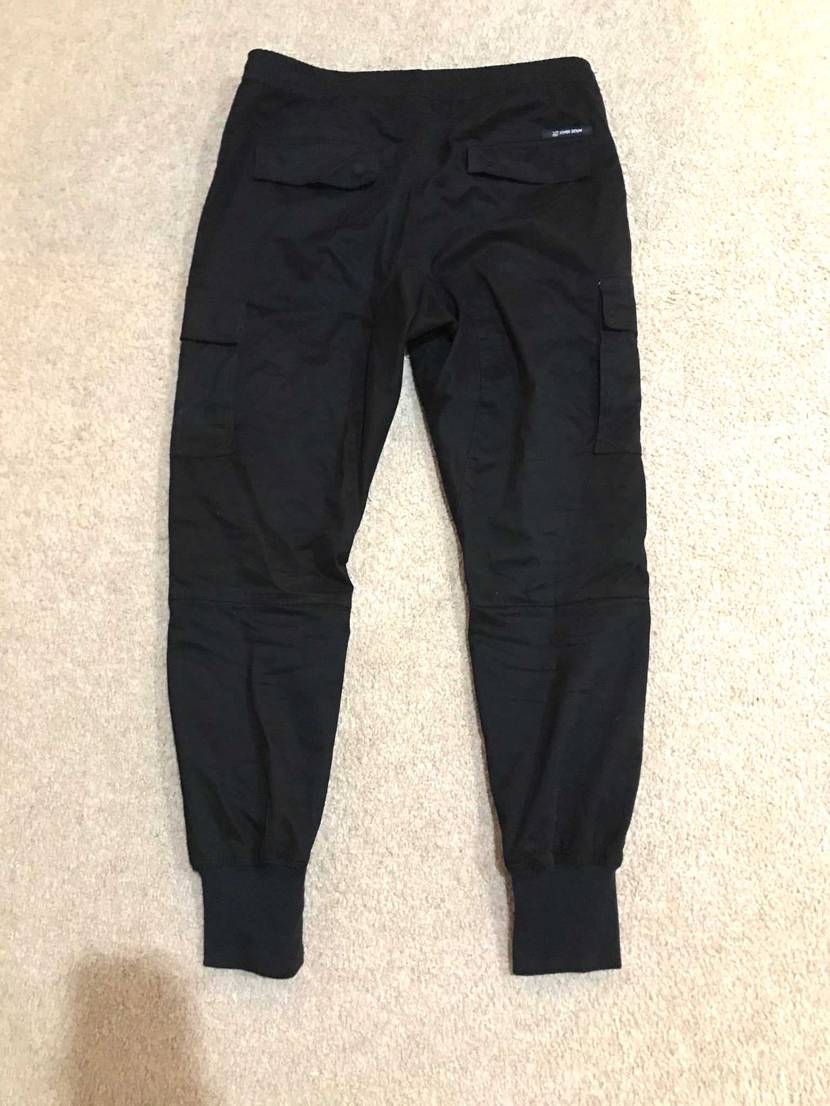 今回はHyper Denimのカーゴジョガーのレビューをしま