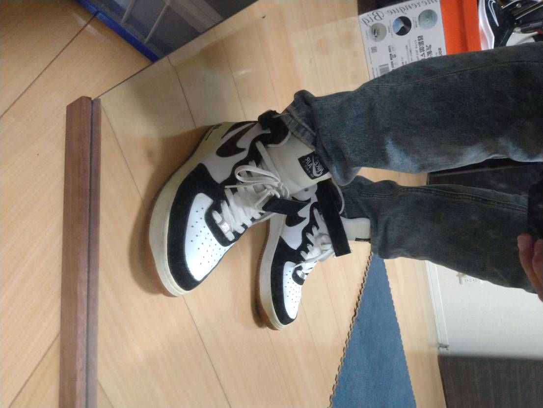 15年くらい前に買ったAF1 Midが出てきた。
最近ヴィンテージライクな物が好