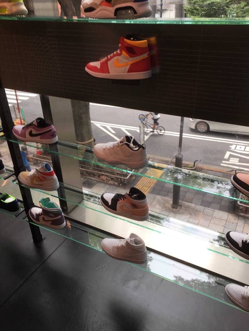 昨日は久しぶりの聖地にて…。
買うか迷いましたが立ち去りました。
aj1 2