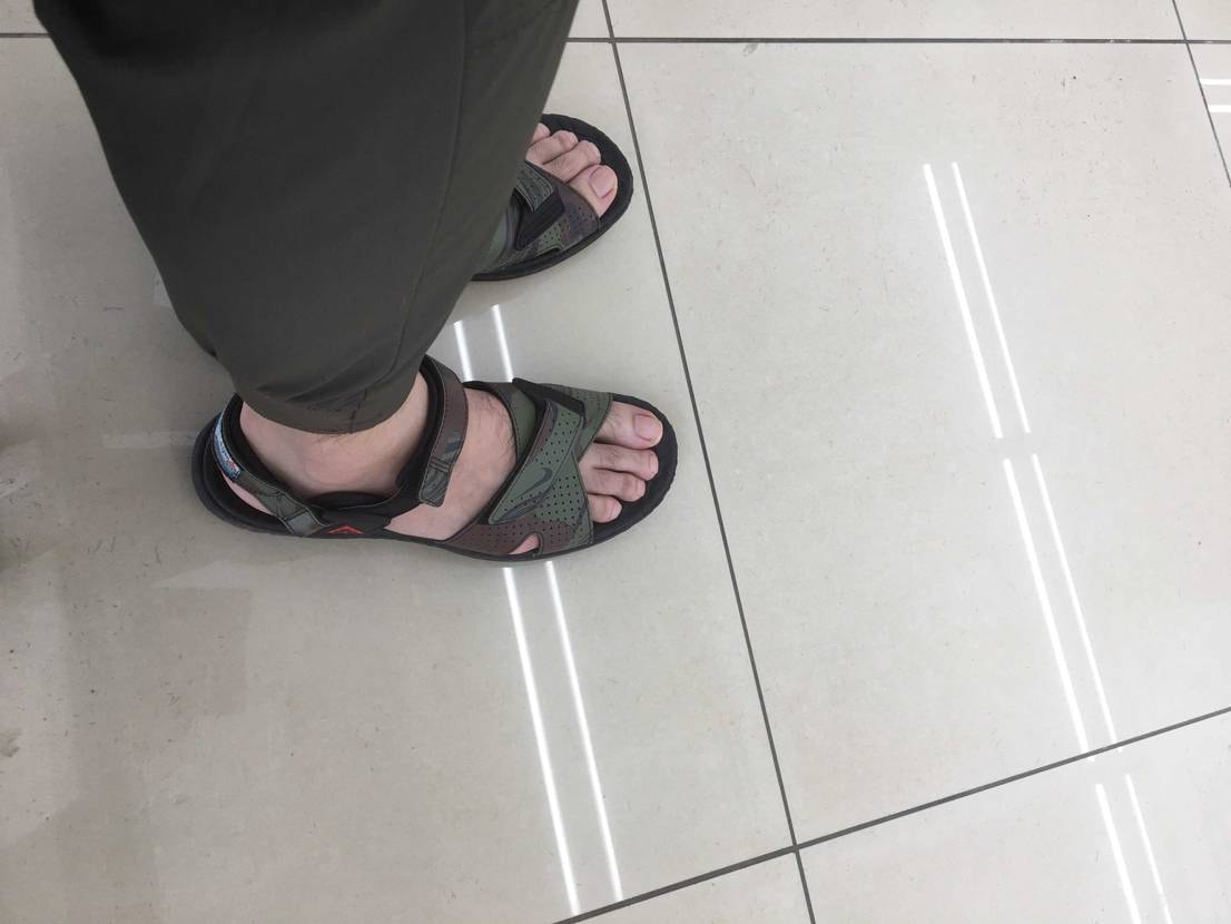 脱毛すれば半パン履けるのになぁ…。
獣足🦵🦶

靴擦れ