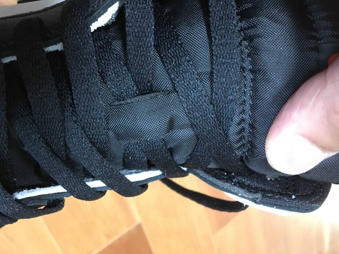 AJ1 コイツ通す派？

暇だから…。紐いじり直し。すごいモヤってきた😂