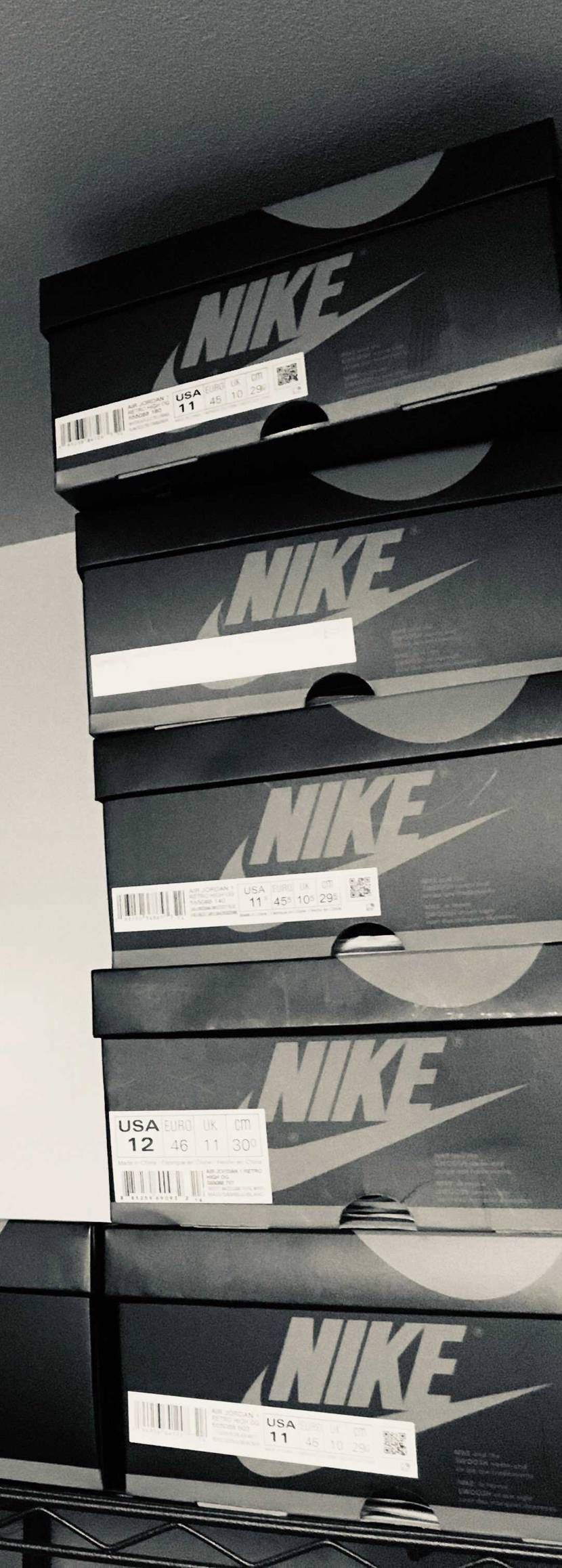 今日はスニーカー買えなかったから、棚を増やす。
AJ1を箱