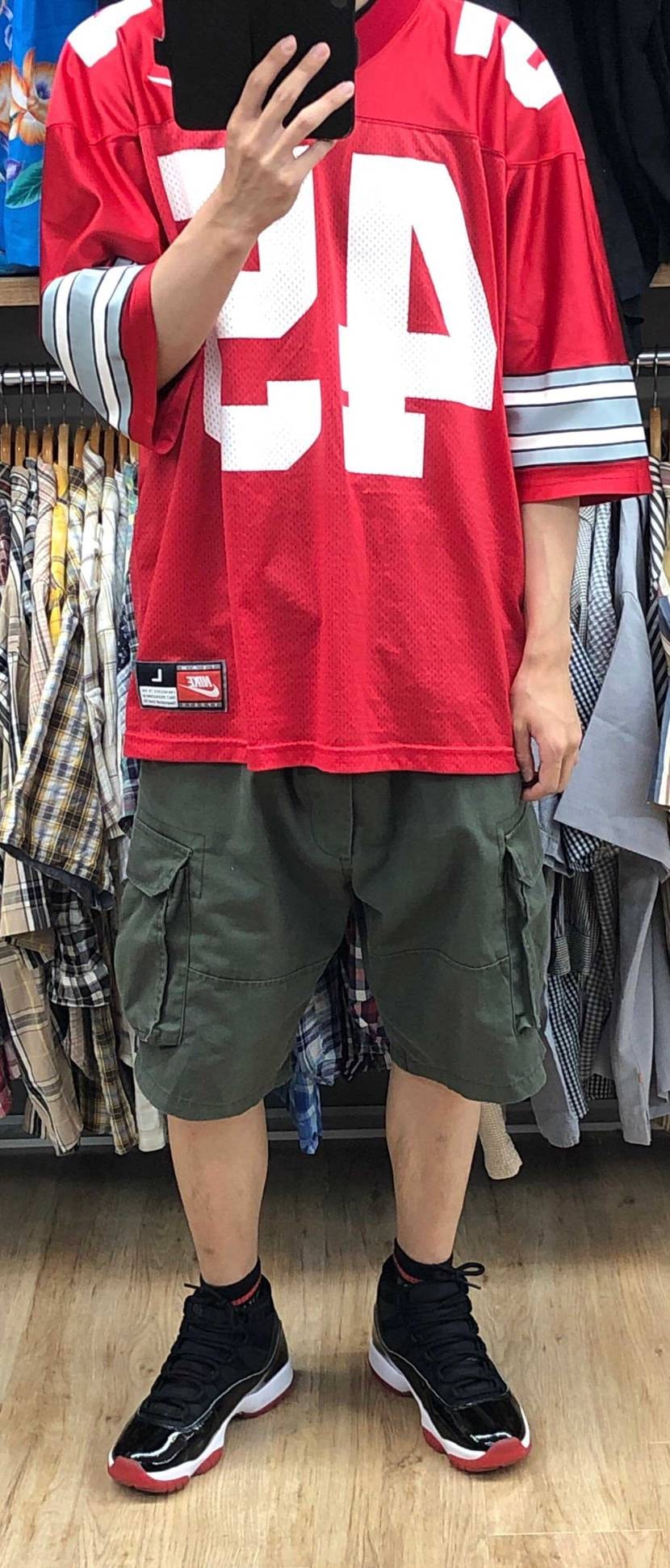 今日はこんな感じでした
フットボールシャツにバッシュ

皆さんおすすめのデ