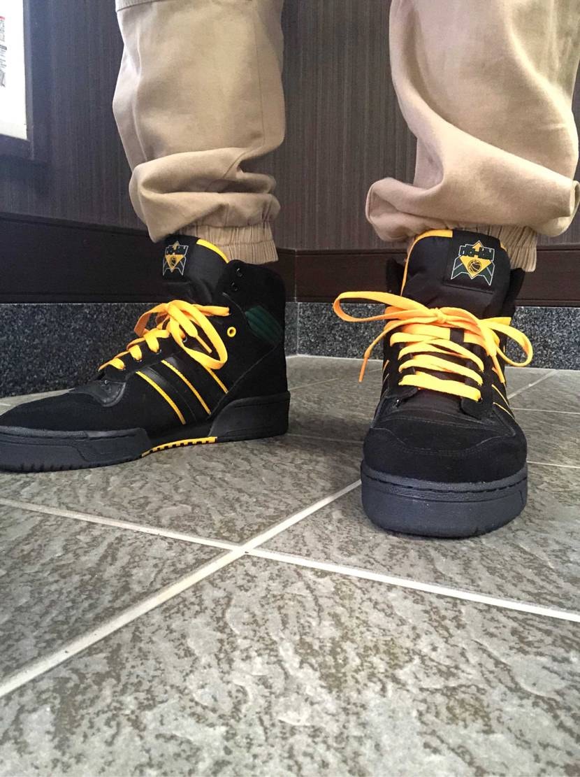 お疲れ様です
本日の出勤はadidas rivalry hi "nakel s