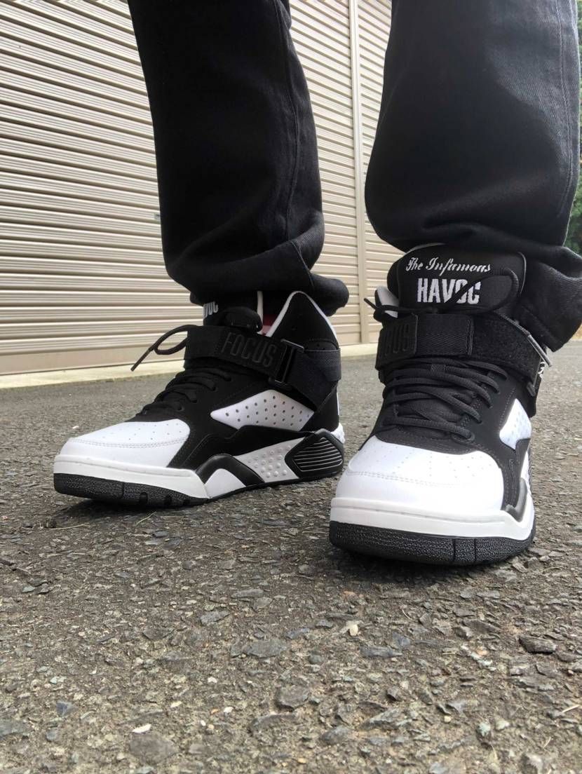 ん〜！めちゃくちゃいい！
しかも白黒だから割と何にでも合う！
こりゃ買って正