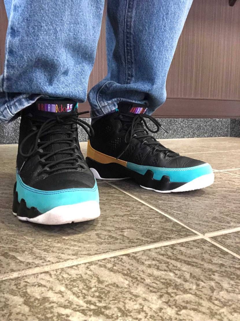 お疲れ様です
本日はair jordan9です
このモデルはタンのロゴが渋い