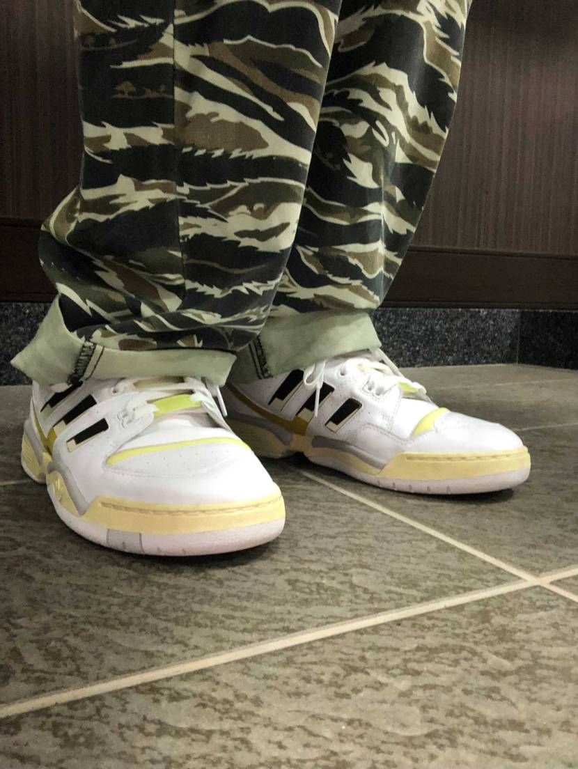 皆様おはようございます
今週最後の出勤はadidas torsion comp