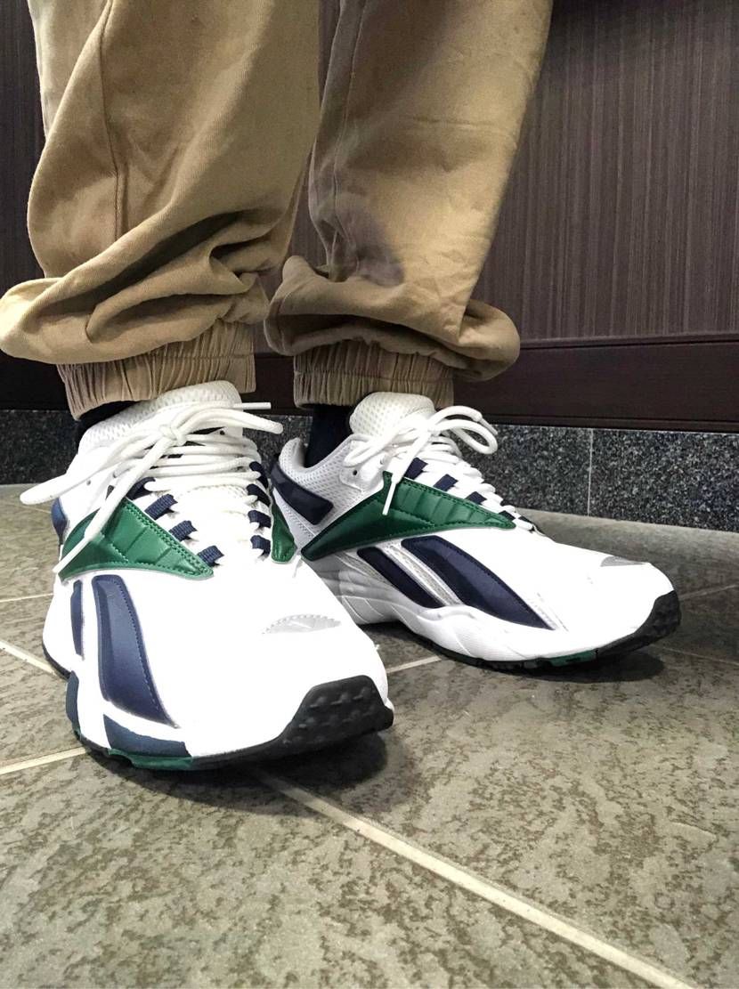 おはようございます
本日はreebok  interval96です
90年代