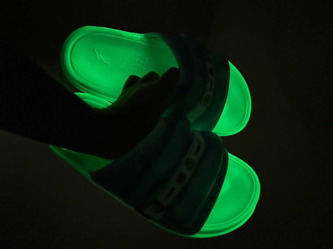 Balvinのスーパープレーヤーのサンダル買ったけど、サンダルもまさかの蓄光だっ