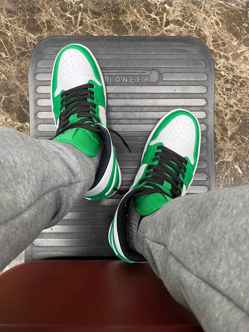 AJ1mid👟LuckyGreenを履いて、明日の9時に備える😆
スニパスとは