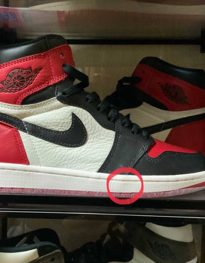 分かりづらいとは思いますが赤マルで囲んだ部分が若干黒ずんでい