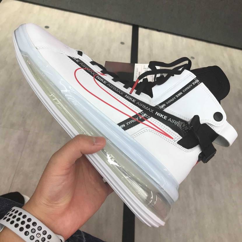 バレンシアガのトリプルSがアウトレットに来てました笑
4種類くらいカラーがあり