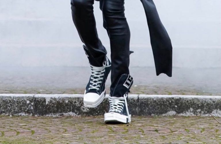 早朝のテンションでリックオウエンスのコートとパンツを買ってしまった。コンバースと