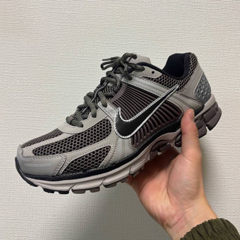 初めて箱切りコーナーで買いました👟
ズームボメロは前から気になっていたのと
