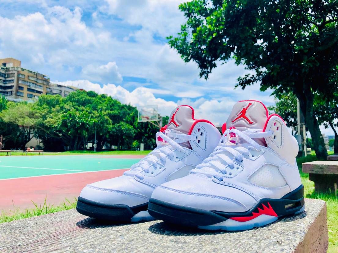 バスケコートと空に映える
JORDAN5 FIRE RED!
コイツのイ
