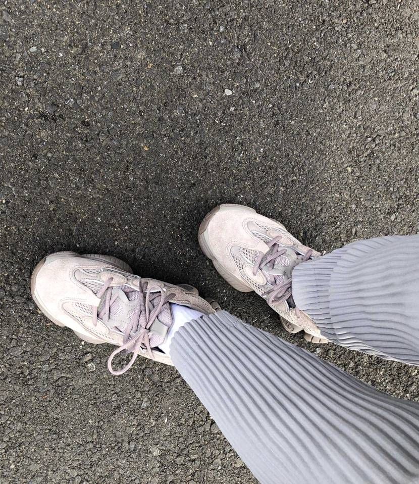 先日定価購入出来たYEEZYおろしました!
履き口がせまかったのでサイズミスっ