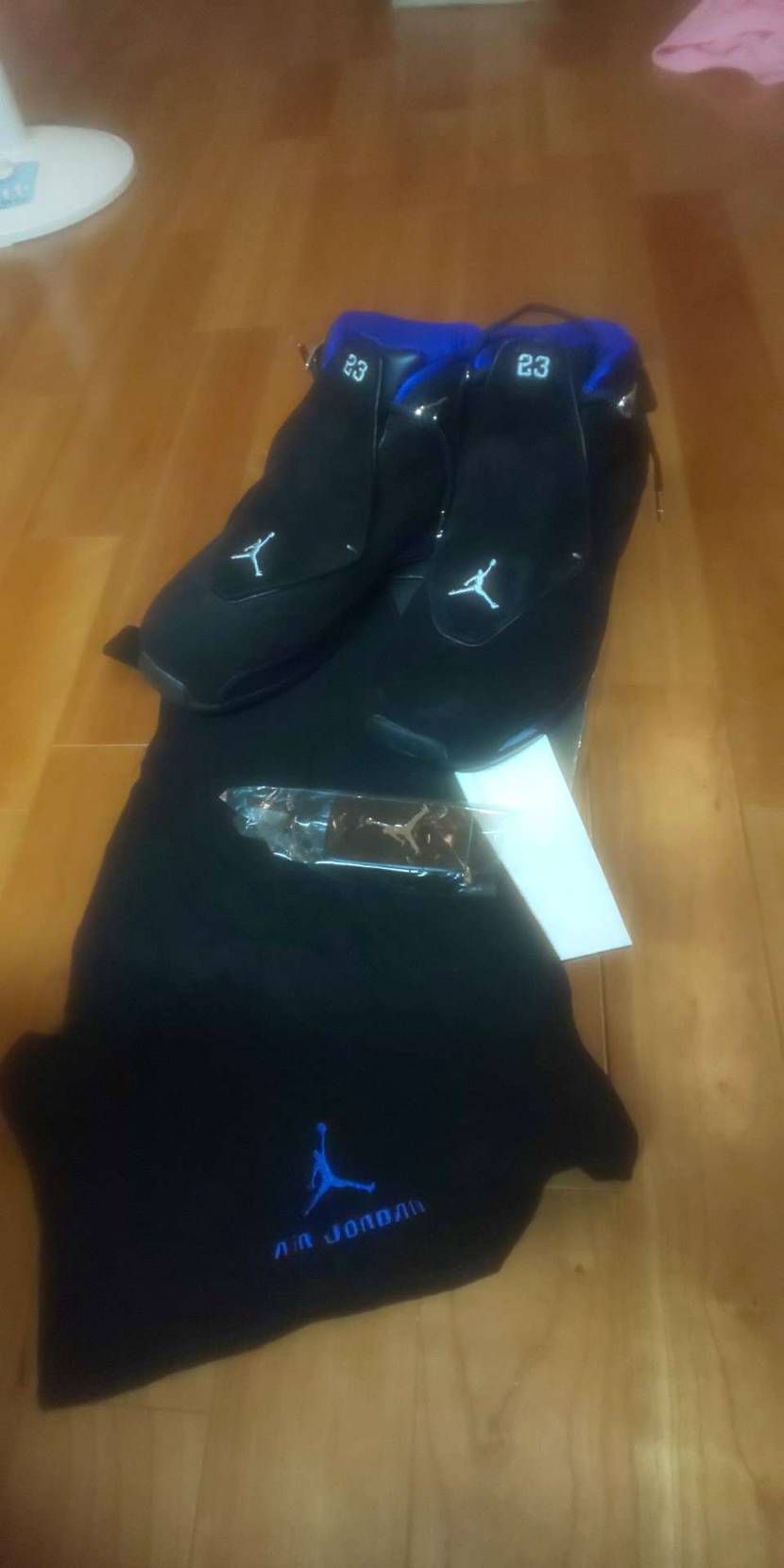 AJ18
落ち着いたデザインが良いです。
この頃付属品増えたよね。
17は、アタ