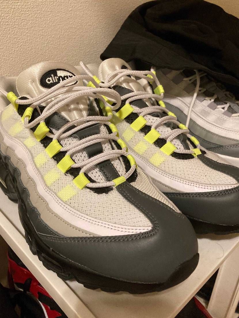 アンロックドエアマックス95の白メッシュの部分をアンジェラスの黒で塗ってみました