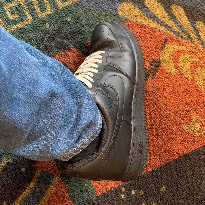 単色って足元重い印象になるから今日は紐をヴィンテージ白レースに変えました🥳
エ